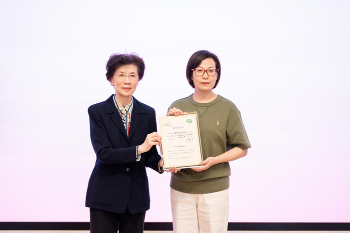 ▲上海市儿童基金会荣誉理事长杨定华
