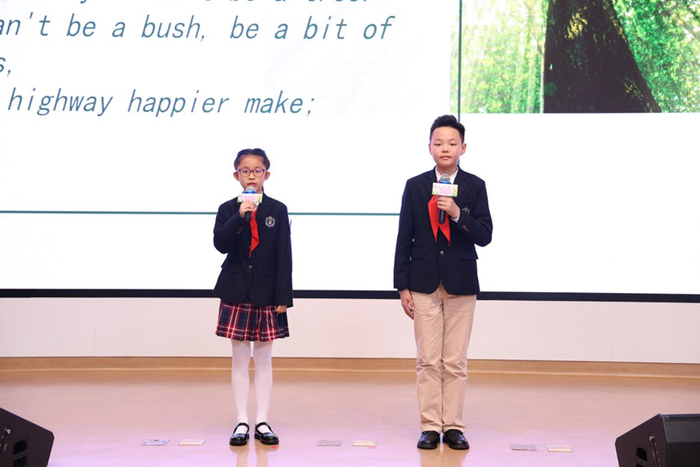 ▲小义工韦芊含和陈麒光同学朗读中英文诗歌