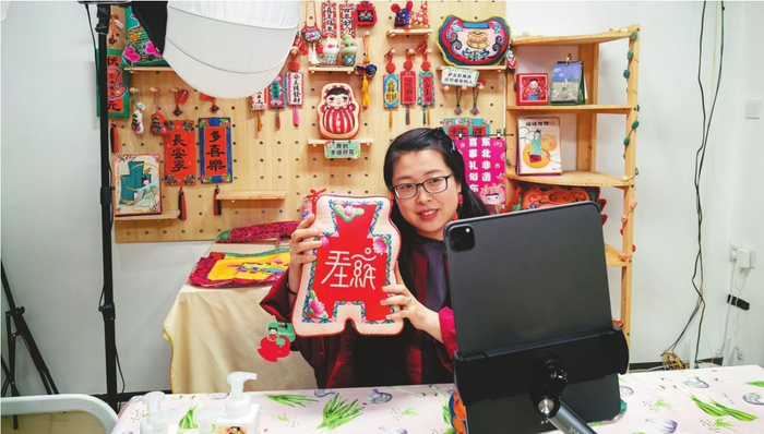         稚娃稻甜创始人庞渤洋在直播宣传文创作品。本报记者  严佩鑫  摄