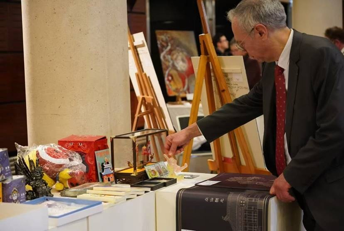 纳德利龙舟文创亮相巴黎卢浮宫（图片来源：佛山市南海区文化广电旅游体育局）