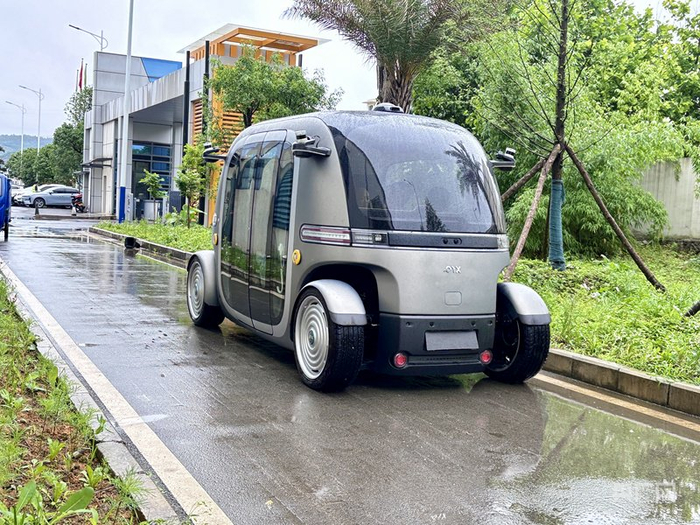 无人驾驶小巴在路面行驶（央广网记者  杨贇  摄）