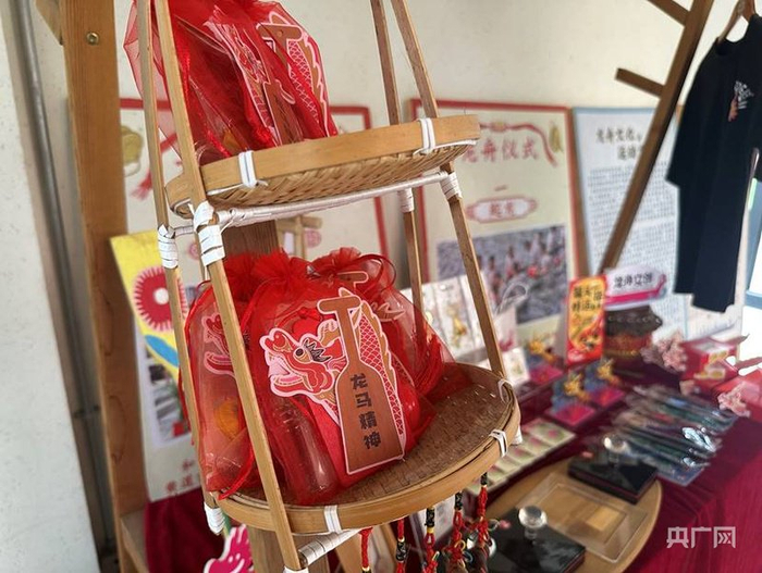 创意十足的龙舟文创产品（记者韩雪莹  摄）