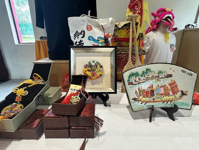 陈啟光早年请工厂制作的“上一代”龙舟文创产品（记者韩雪莹  摄）