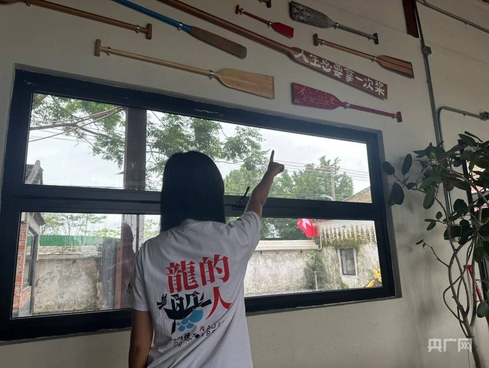 陈家欣设计的“打卡”拍照点——“人生总要拿一次桨（奖）”（记者韩雪莹  摄）