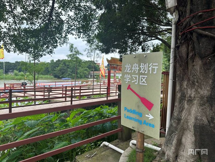 陈家欣和她设计的龙舟文化空间（记者韩雪莹  摄）