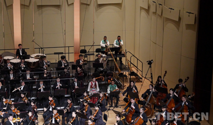 图为平措加拉、格桑多吉（右上角）吹奏西藏大号 摄影：王茜