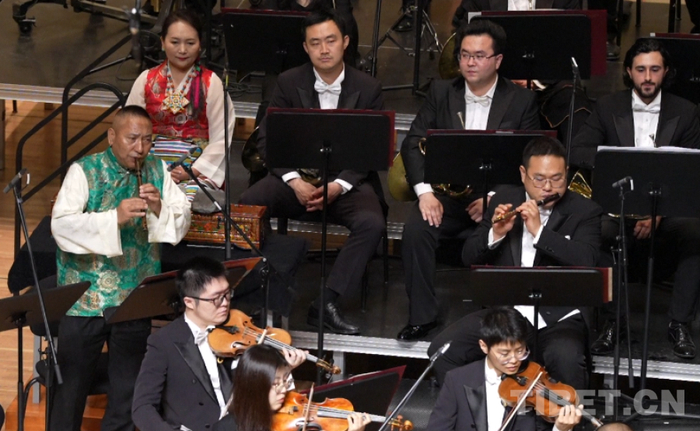 图为边巴扎西在演出中吹奏西藏竖笛 摄影：边子捷