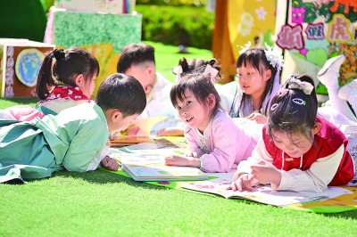     山东省青岛市市北区第二实验幼儿园的小朋友们在阅读。新华社发
