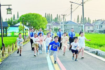     知心姐姐团队组织开学第一课活动。