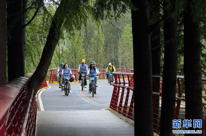 市民在滇池绿道骑行（5月29日摄）。新华网 刘东 摄