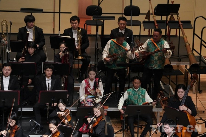 图为郎加卓玛在演出中演奏牛角胡，米玛旺拉、平措加拉、格桑多吉演奏扎木念 摄影：边子捷