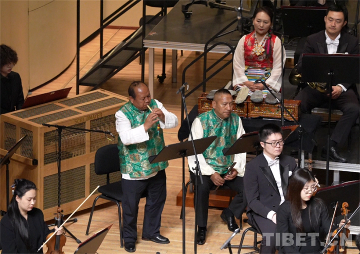 图为多吉在演出中吹奏鹰笛 摄影：边子捷