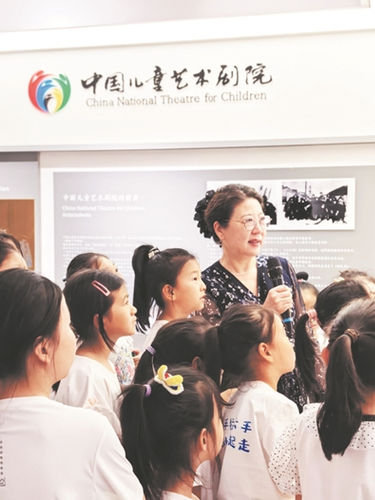 冯俐为参加研学的孩子们进行讲解。（图片由受访者提供）