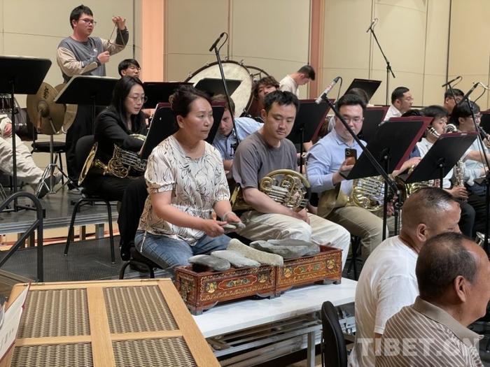 图为央珍在排练中演奏石琴 摄影：王麒龙