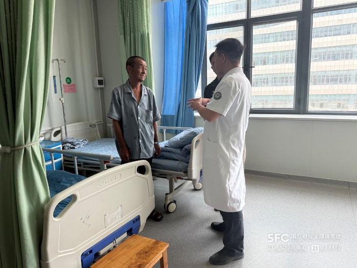 （援疆医生刘辉焜给病人叮嘱术后注意事项，本报记者摄）