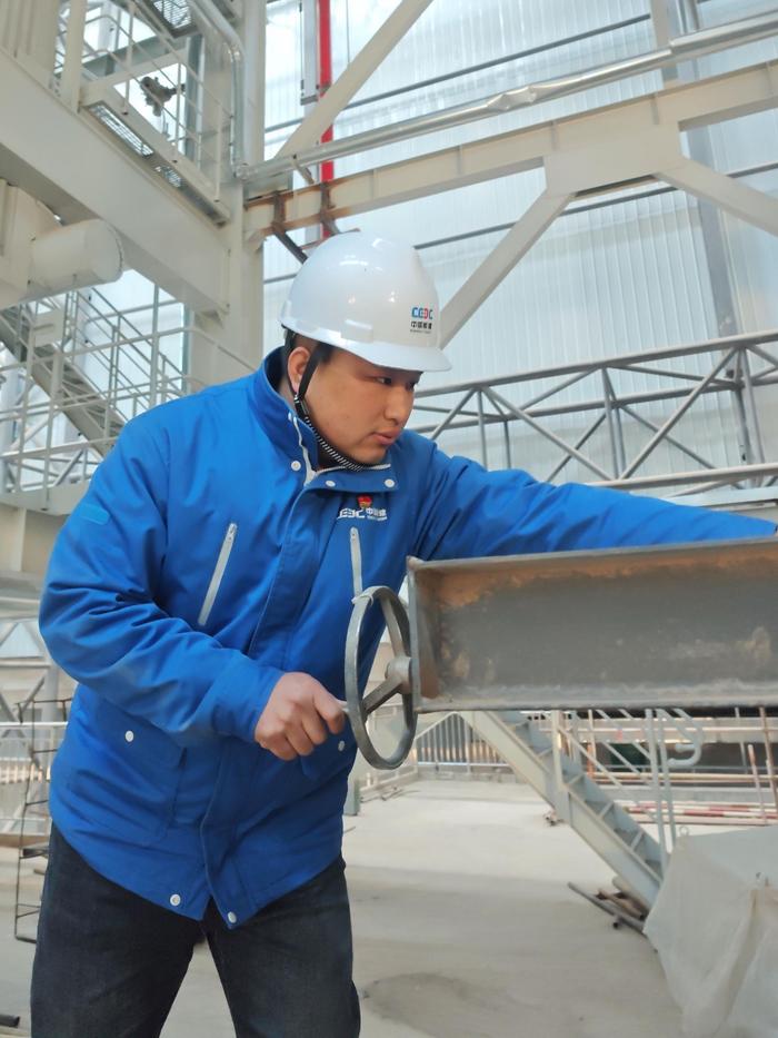 李培德在检查再热器堵阀堵板密封情况