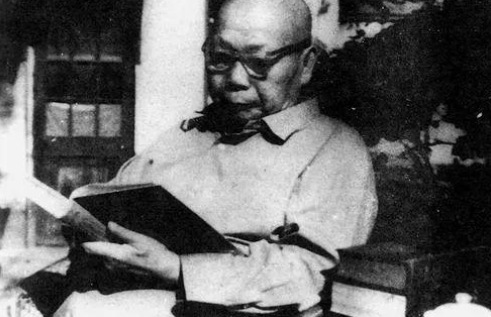 侯德榜晚年在家中读书