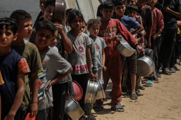 　　5月28日，孩子们在加沙城西部的沙提难民营等待领取救助食物。新华社发（里泽克·阿卜杜勒贾瓦德摄）