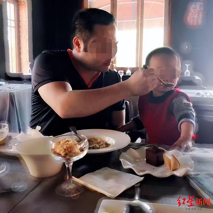 ▲朱某林喂孩子吃饭