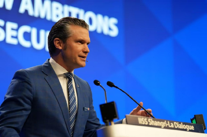 美国国防部长赫格塞思在本届香会第一次全体会议上发表演讲。（摄影：黎子源 直新闻特派记者）