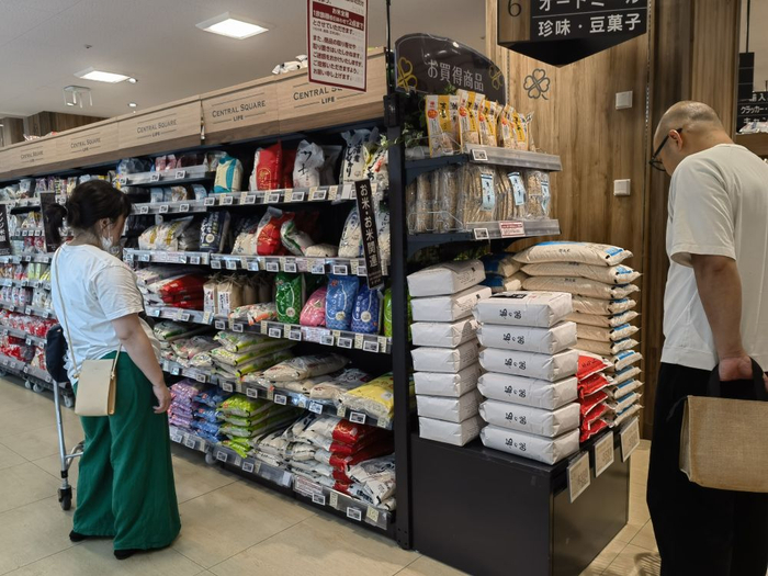 5月21日，顾客在日本东京的一家超市购买大米（手机照片）。新华社记者胡晓格摄