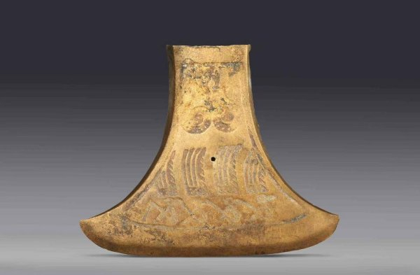 羽人竞渡纹铜钺。宁波博物院供图