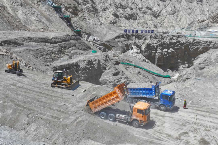 若羌县瓦石峡水库工程上游围堰填筑施工现场。苏波摄