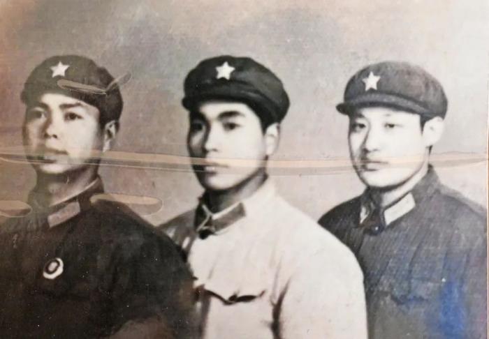 (图为爷爷与战友的合照,左一为爷爷)