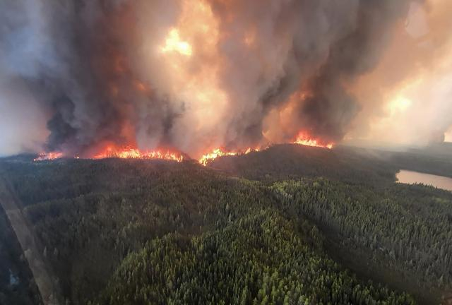 这是5月27日在加拿大马尼托巴省谢里登附近航拍的野火现场。新华社发（加拿大马尼托巴省政府供图）