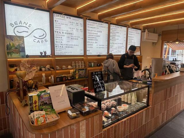 赵鹤鸣在金泽古镇上开设的甜品店。叶宇摄