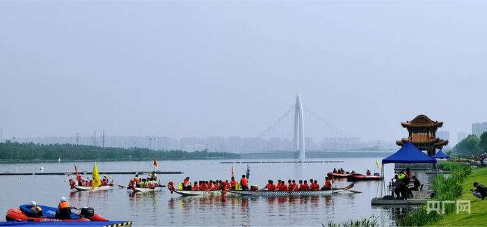 龙舟游弋美丽汾河（央广网记者  郎麒  摄）