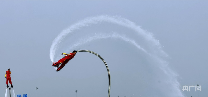 水上运动项目表演（央广网记者  郎麒  摄）