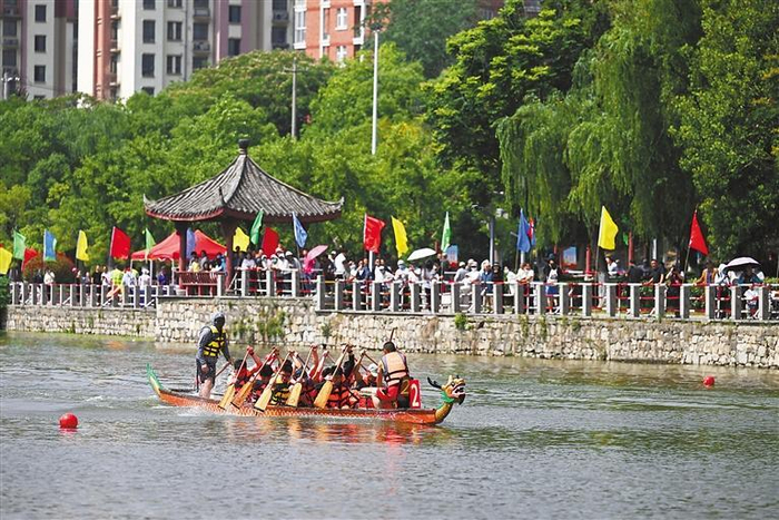     5月30日，在安徽省蚌埠市五河县，参赛队伍在进行龙舟比赛。新华社记者 黄博涵 摄