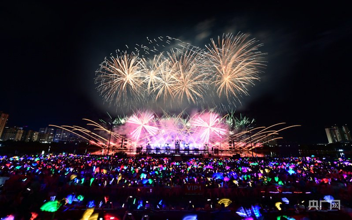 每周六晚八点，万载古城准时上演璀璨烟花秀（央广网发  万载县融媒体中心供图）