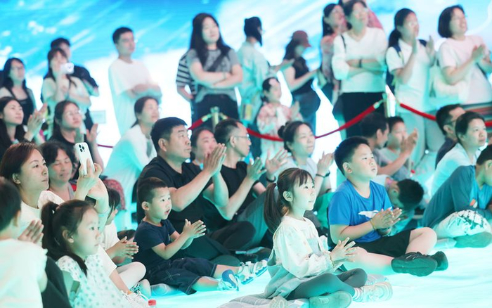 小朋友们被优美的音乐吸引。新京报记者 王贵彬 摄