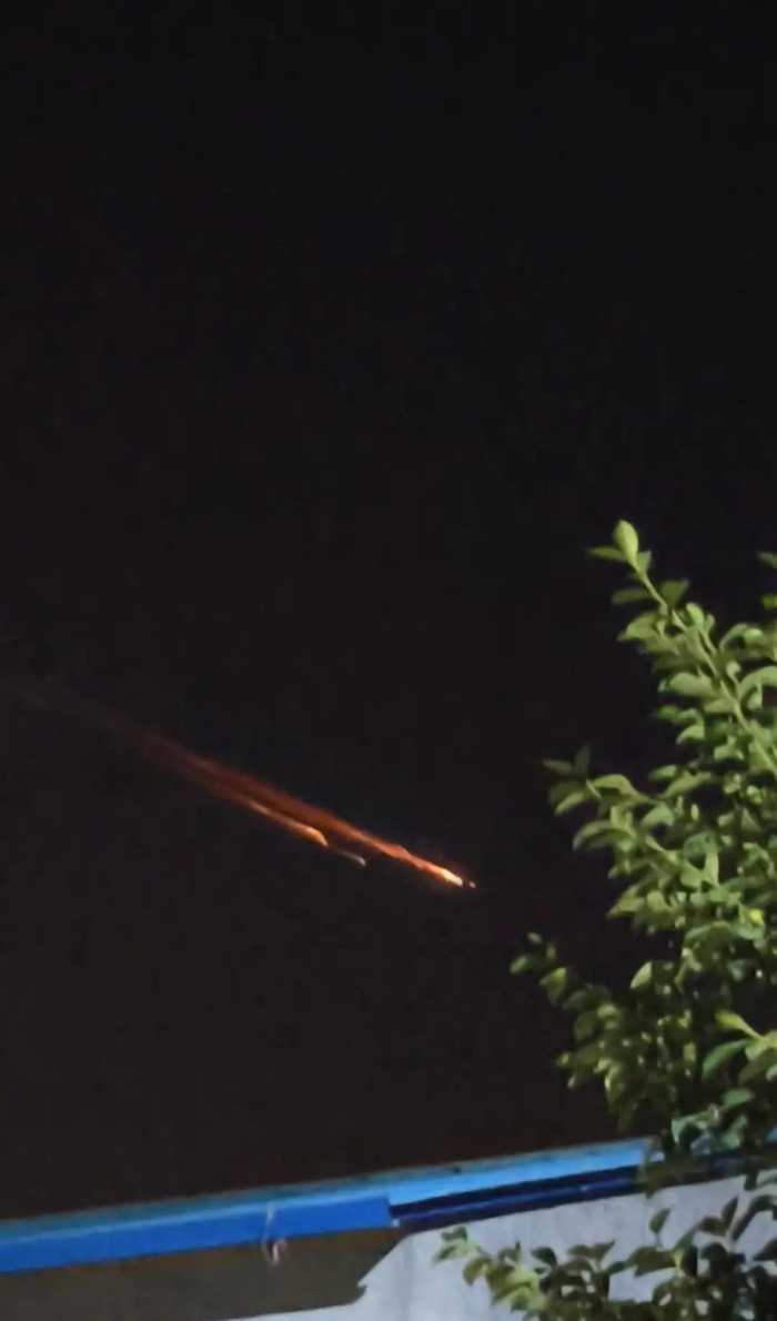 目击者拍到不明飞行物（来源：抖音平台视频截图）