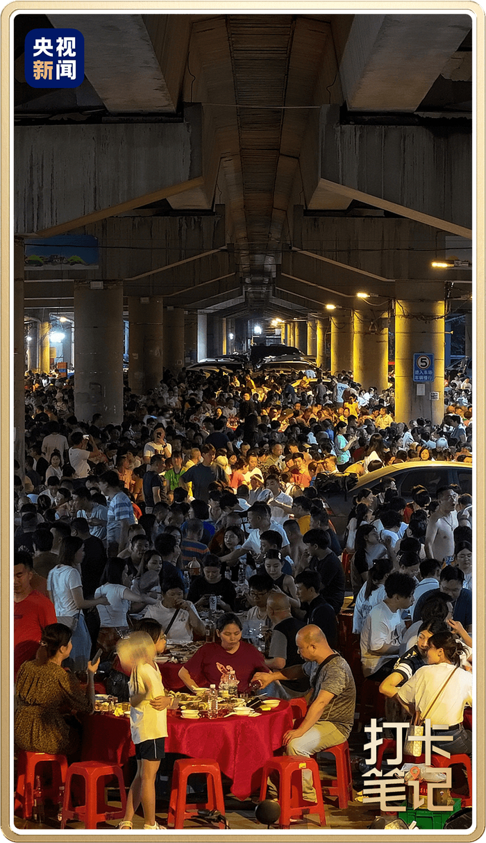 　　△在快速路高架桥下摆开的龙舟宴