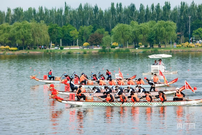 队员们奋勇争先（央广网记者  郎麒  摄）
