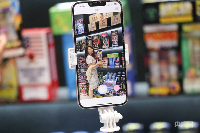 主播录制视频（央广网记者  刘培俊  摄）