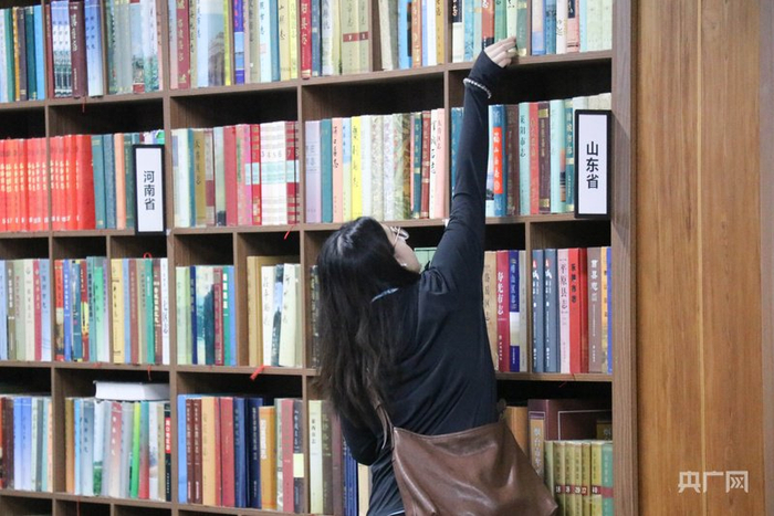 主播找寻资料（央广网记者  刘培俊  摄）