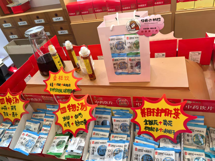 某药企中药饮片小包装产品     图片来源：财联社记者摄