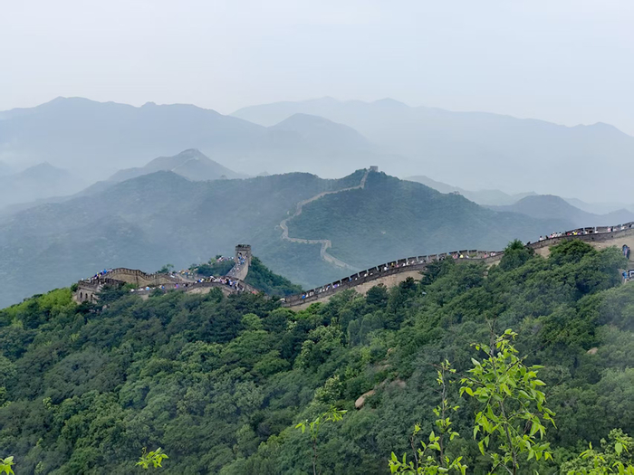 5月31日，游客在雨中游览长城。八达岭文旅集团供图