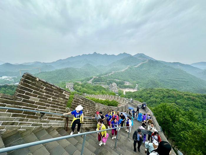 5月31日，八达岭长城迎降雨。八达岭文旅集团供图