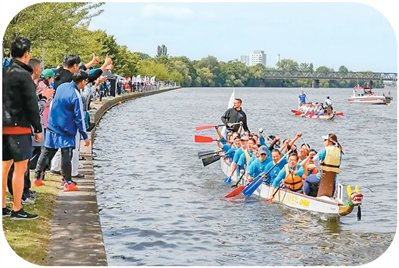 在德国法兰克福，龙舟队队员与岸上观众互动。新华社记者 张帆摄