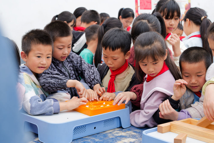 5月28日，在云南省昭通市大关县翠华镇庆云小学，学生们体验益智玩具。新华社记者 高咏薇 摄