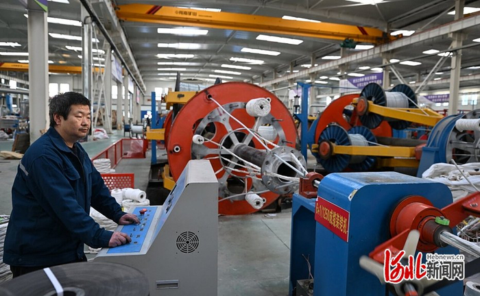 近日，宁晋县贾家口镇高端智能制造产业园泽楷线缆河北有限公司共享工厂内，工人在加工线缆。 河北日报记者 赵永辉摄