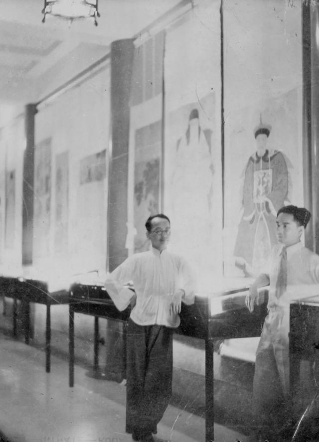 1936年，叶恭绰（左）与胡肇椿在上海市博物馆展陈布展现场（资料图，摄影：赵定明）