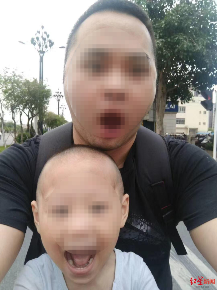 ▲朱某林和儿子做搞怪表情的合影