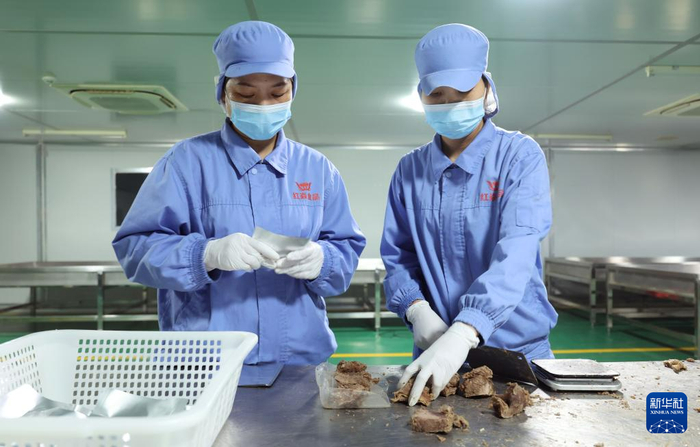 在位于海南洋浦经济开发区保税港区的红焱食品有限公司，工作人员分装产品（5月27日摄）。新华社记者 金皓原 摄