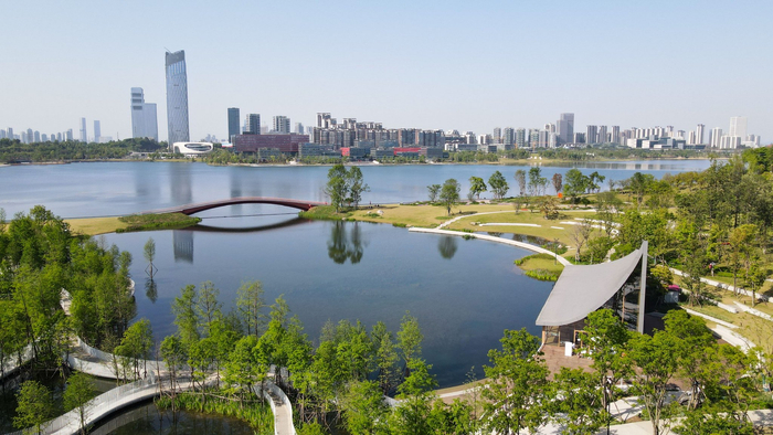 这是成都兴隆湖一角（无人机照片）。2025年世界运动会龙舟比赛将在这里举行。新华社记者 胥冰洁 摄